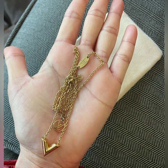 Auth LOUIS VUITTON Essential V Necklace Gold Metal M61083 - Picture 4 of 16